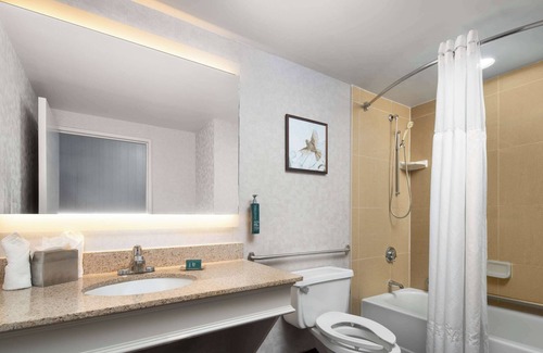 Windsor Locks Hotel | DoubleTree by Hilton Hartford - Bradley Airport