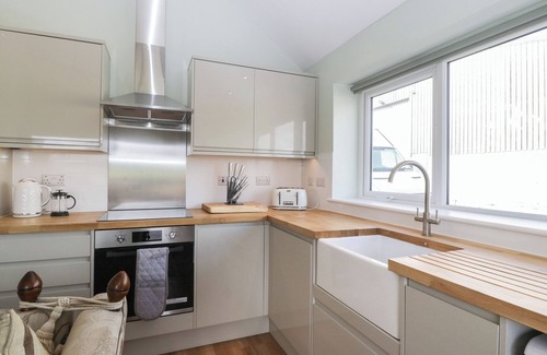Mere Cottage | DOUBLETREE COTTAGE, pet friendly, with a garden in Mere