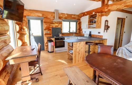 Upper Sapey Cottage | DOUGLAS CABIN, pet friendly, with hot tub in Clifton Upon Teme