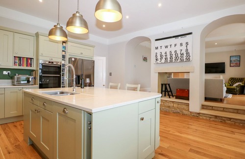Cuddesdon House | DOVE HOUSE FARM, pet friendly, luxury holiday cottage in Wheatley