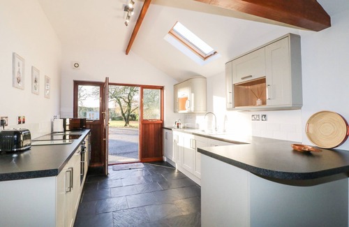 Newark Cottage | DOVECOTE FIELD HOUSE FARM, family friendly in Collingham