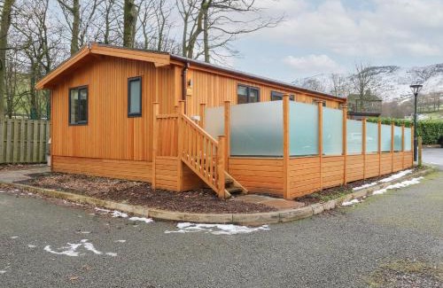 Saddleworth House | Dovestone Luxury Lodges sleeps 4 - pets welcome