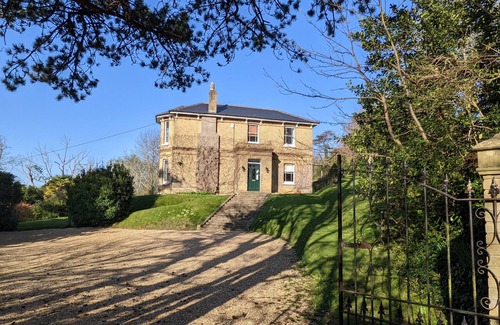 Brading Cottage | Downedge - a house that sleeps 13 guests in 6 bedrooms