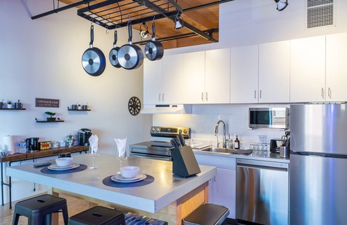 Downtown Edmonton Condo | ⭐️ Downton Edmonton Loft w/Free Parking - Walk to Rogers Place!