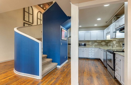 Downtown Nashville Apartment | Downtown 2nd Avenue Nashville 2 Bedroom Loft w/Kitchen, Living Room, & Pool Table - Unit 8