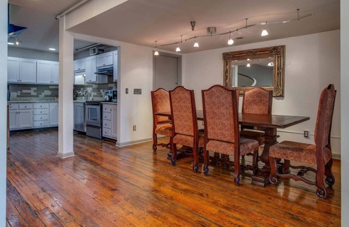 Downtown Nashville Apartment | Downtown 2nd Avenue Nashville 2 Bedroom Loft w/Kitchen, Living Room, & Pool Table - Unit 8