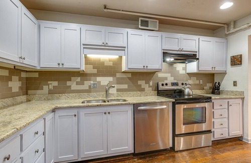 Downtown Nashville Apartment | Downtown 2nd Avenue Nashville 2 Bedroom Loft w/Kitchen, Living Room, & Pool Table - Unit 8