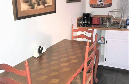 Central Business District Apartment | DOWNTOWN ART & ECLECTIC C