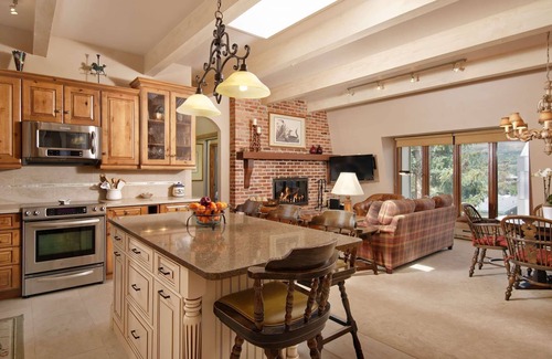 Aspen Condo | Downtown Aspen Getaway! Steps To Gondola, Shops, Dining, Hiking & Biking. AC In Bdrms, Wood FP, W/D