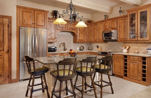 Aspen Condo | Downtown Aspen Getaway! Steps To Gondola, Shops, Dining, Hiking & Biking. AC In Bdrms, Wood FP, W/D