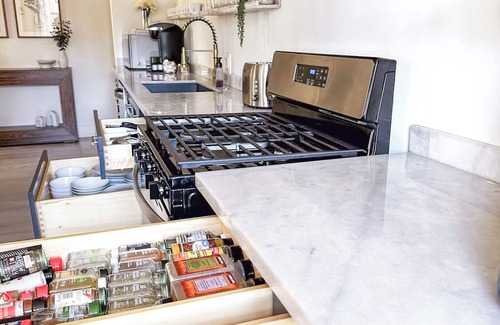 Edgewood Cottage | Downtown Atlanta - 4 Bedroom - Pets - Parking - 9 Guests