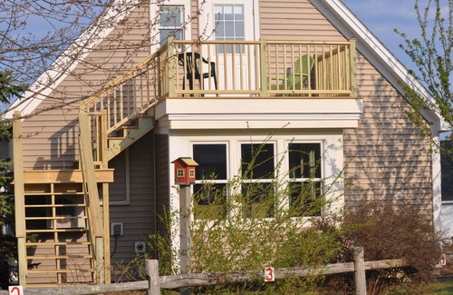 Boothbay Harbor Apartment | Downtown Boothbay Harbor, walk to the Opera House, shops, restaurants and piers
