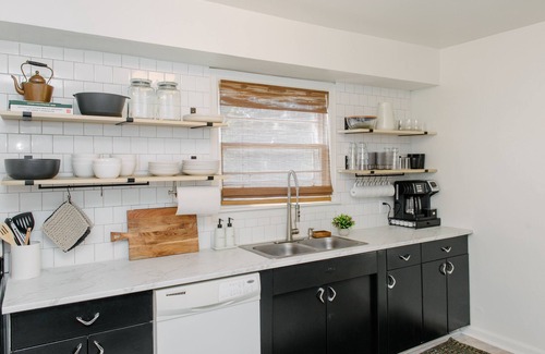 Ames House | Downtown & Campus Wifi with Netflix 2Br 1Ba