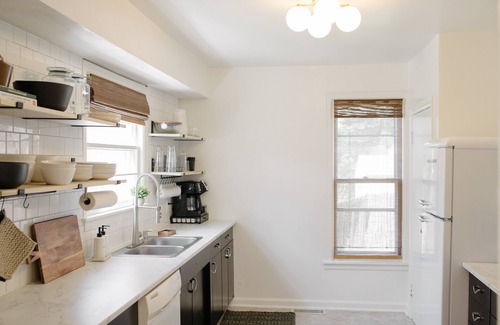 Ames House | Downtown & Campus Wifi with Netflix 2Br 1Ba