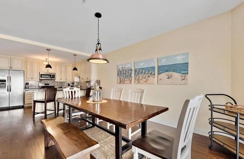 New Buffalo Condo | Downtown Condo with w/2 pools & Gym - Beach, Shops & Restaurants | Lake Time