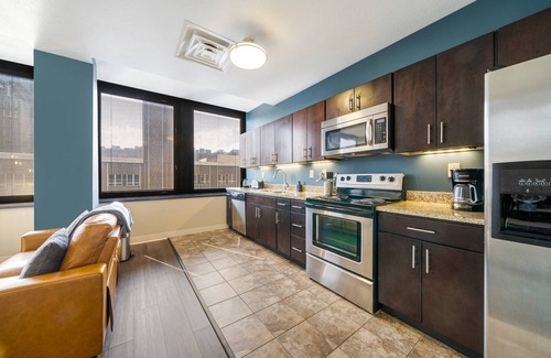 Downtown Pittsburgh Apartment | Downtown Cozy Chic | Walk Everywhere | 24/7 Gym Terrace Roku