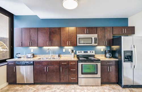 Downtown Pittsburgh Apartment | Downtown Cozy Chic | Walk Everywhere | 24/7 Gym Terrace Roku