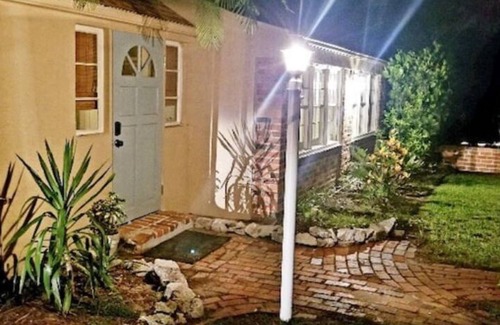 Melbourne Cottage | Downtown Cozy Cottage