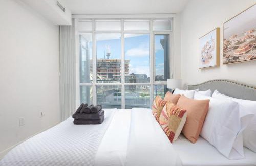 Bathurst Quay Apartment | Downtown Escape Stylish Condo with City Views