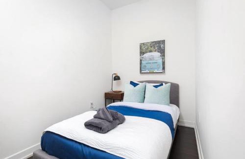 Bathurst Quay Apartment | Downtown Escape Stylish Condo with City Views