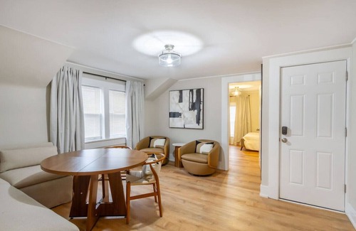 Geneva House | Downtown Geneva hideaway