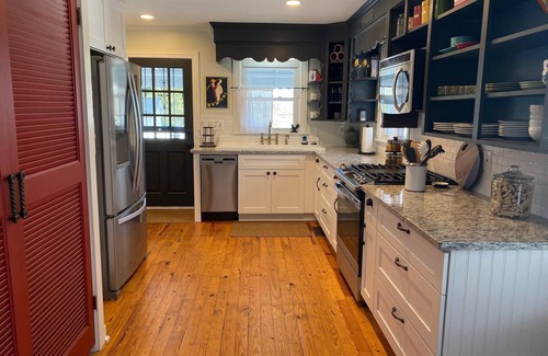 Greer Cottage | Downtown Greer Cottage ⭐️ Walk to downtown!