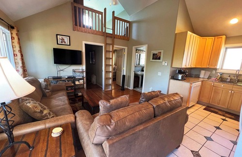 Hailey Apartment | Downtown Hailey - Cozy, quiet, close to everything, comfy deck, gas grill