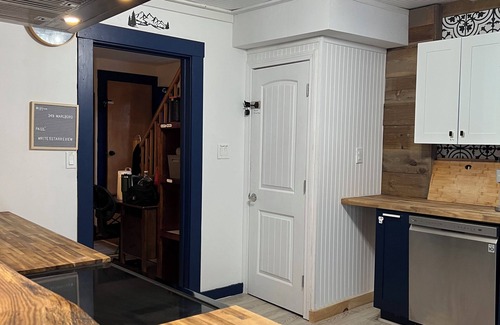 Keene House | Downtown Hot Tub Escape