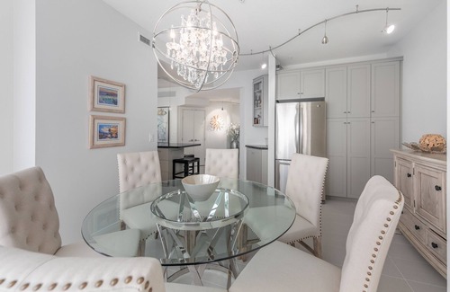 North End House | Downtown Kelowna Luxury Waterfront townhouse pool/hot tub