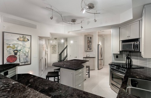 North End House | Downtown Kelowna Luxury Waterfront townhouse pool/hot tub