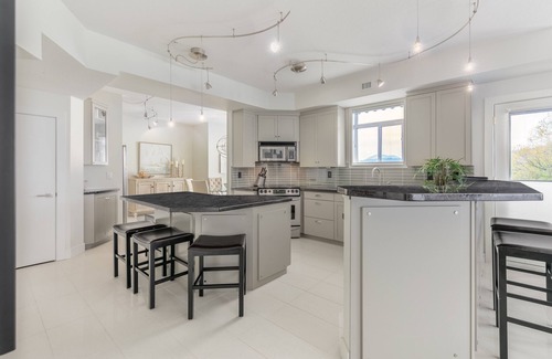 North End House | Downtown Kelowna Luxury Waterfront townhouse pool/hot tub