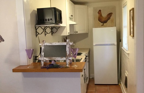 Parrot Cove Cottage | DOWNTOWN LAVENDER HOUSE FARMHOUSE COTTAGE PARROT COVE WALK TO BEACH BARS DINING