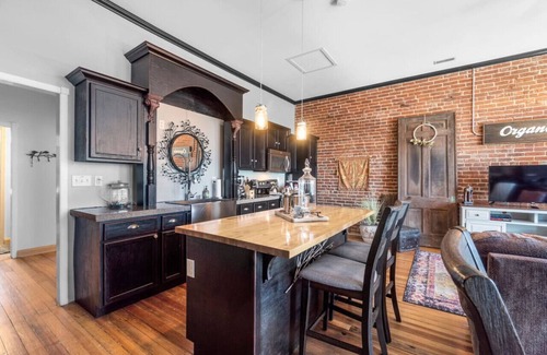 Perryville Apartment | Downtown Loft w/Amazing Bath Tub & Shower