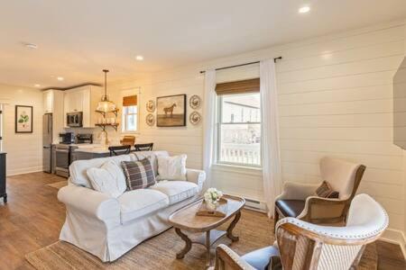 West Dundee Apartment | Downtown Luxury Farmhouse Apartment #2