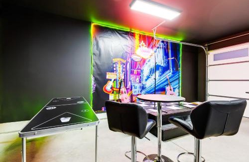 Katie Hill Neighborhood House | Downtown Nashville Hot Tub Game Room Karaoke