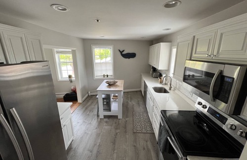 Newburyport House | Downtown Newburyport, Bright and Sunny 2 Bedroom