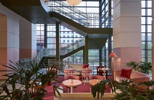 Red River Cultural District House | Downtown Oasis | Museums. Restaurant