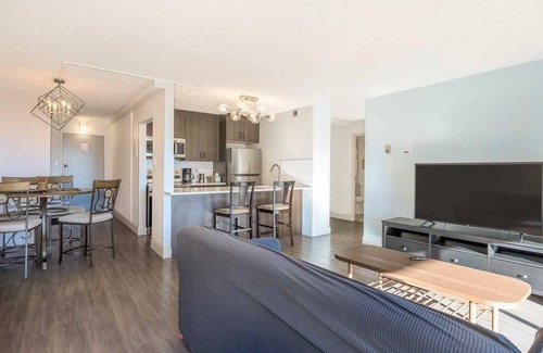 East Village Apartment | Downtown oasis right with Calgary Tower views. Close to attractions and Ctrain.