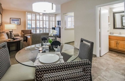 Historic Tennis Club Resort | Downtown Palm Springs Resort - Sleeps 4! Coachella-Easter week.