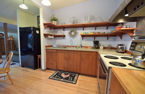 Port Townsend Apartment | Downtown Port Townsend - Hillside Penthouse Vacation Rental