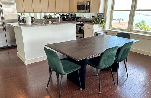 East Bayside Condo | Downtown Portland 2B2B Condo with Water View