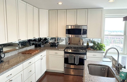 East Bayside Condo | Downtown Portland 2B2B Condo with Water View