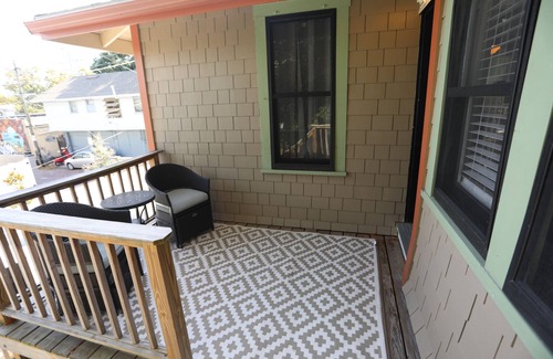 Historic Old Northeast Apartment | Downtown St. Petersburg carriage house close to Tavern/Pizza/Black Crow Coffee!