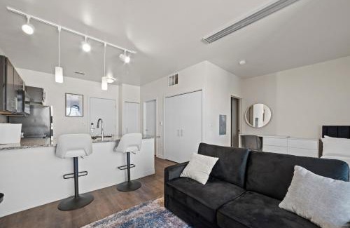 Fifth Ward Apartment | Downtown View Near Lake Michigan Plaza Black
