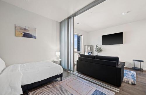 Fifth Ward Apartment | Downtown View Near Lake Michigan Plaza Black