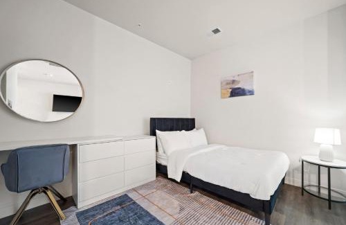 Fifth Ward Apartment | Downtown View Near Lake Michigan Plaza Black