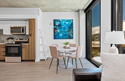 Rio Grande Apartment | Downtown views! Amazing pool/gym/hottub Luxury apt