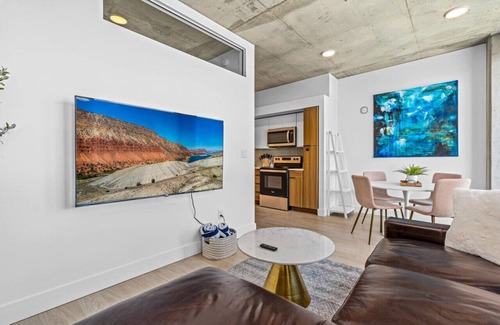 Rio Grande Apartment | Downtown views! Amazing pool/gym/hottub Luxury apt