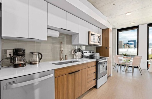 Rio Grande Apartment | Downtown views! Amazing pool/gym/hottub Luxury apt