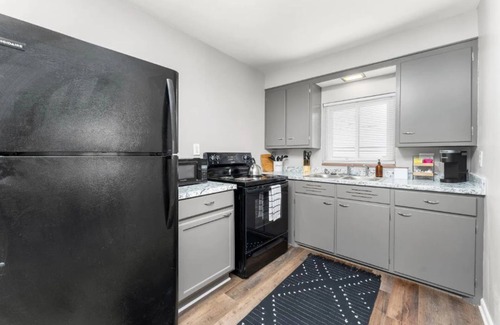 Wyandotte Apartment | Downtown Wyandotte, Clean and Cozy!